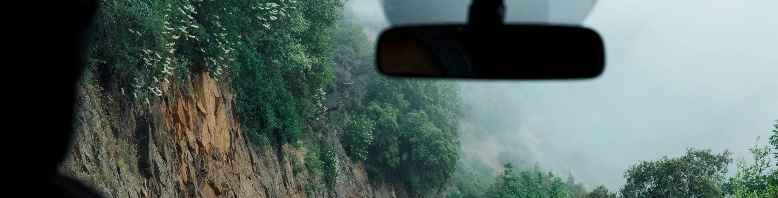 Utsikt fra innsiden av en bil i overskyet vær