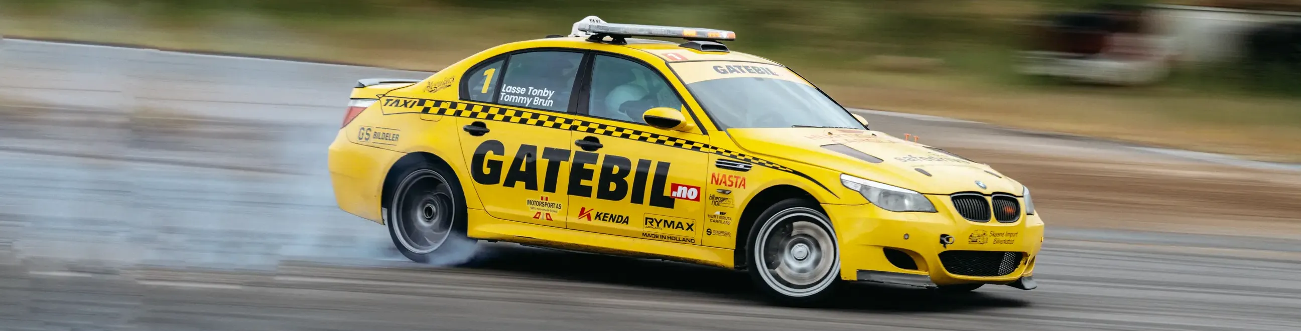 Gul rallybil med Gatebil‑logo