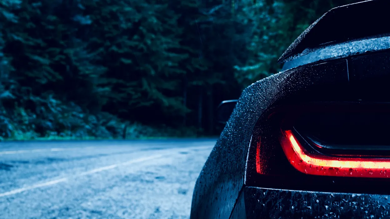 baklykter på en bil som kjører